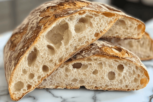 Handwerkliches Sauerteigbrot mit knuspriger Kruste und offener Krümel