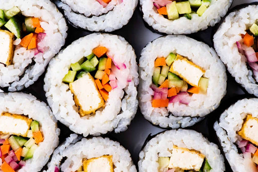 Genießen Sie einen veganen japanischen Genuss - Veganer Katsu Curry und Tofu Sushi Rolls