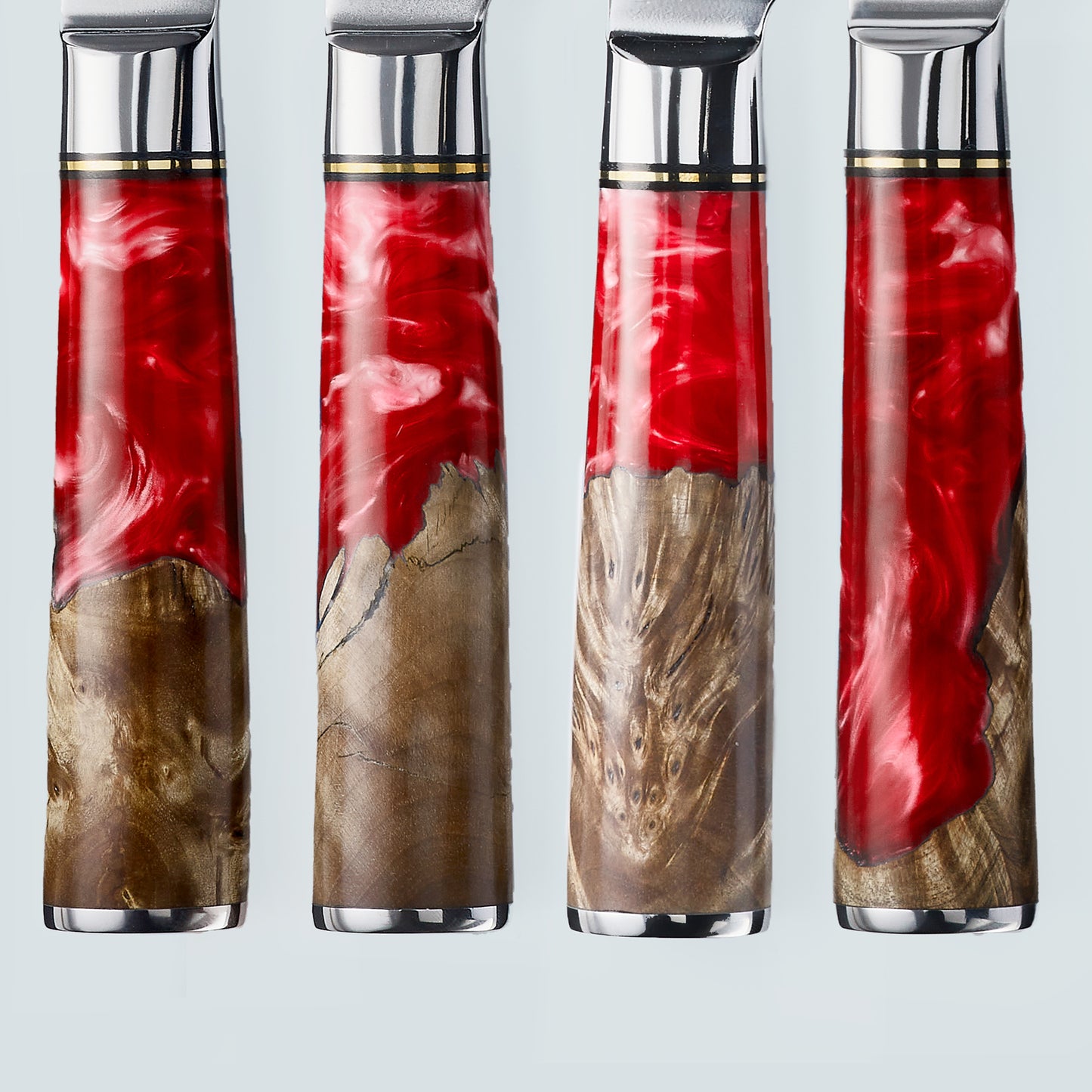 Aiko Red (あいこ, アイコ) Damaskus -Stahlmesser mit farbigem rotem Harzgriff