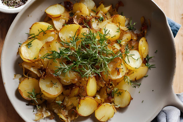 Klassische Lyonnaise-Kartoffeln: knusprige, butterartige und köstlich infundierte Zwiebel